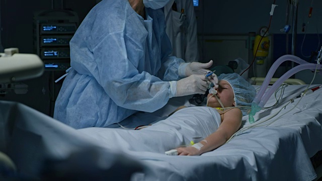 外科医生为儿童病人准备机械通气视频下载