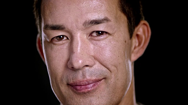 一个迷人的亚洲男性的肖像视频素材
