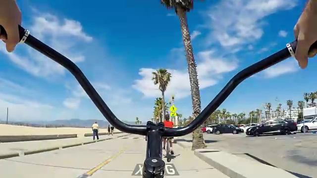 在威尼斯海滩上骑自行车视频下载