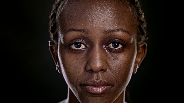 一个非裔美国妇女的肖像视频素材