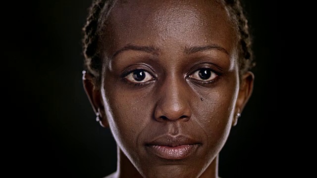 一幅非裔美国女性移动眼睛的肖像视频素材
