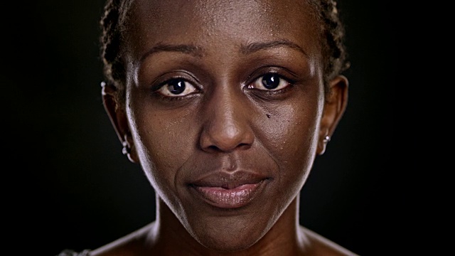 一个微笑的非裔美国妇女的肖像视频素材