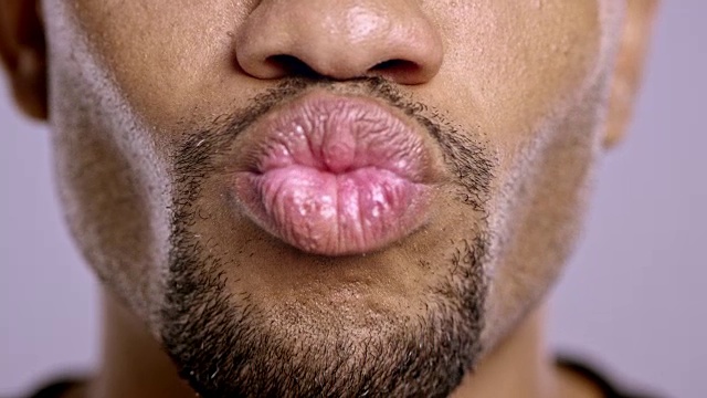 一个年轻的非裔美国人的嘴唇视频素材