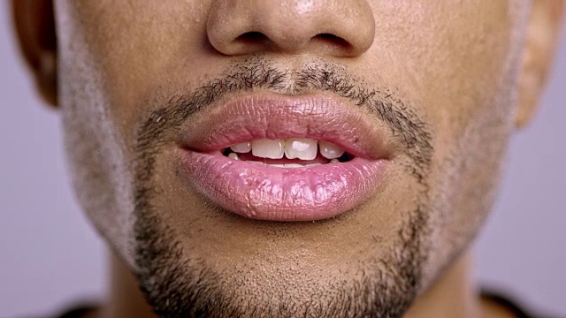 一个年轻的非裔美国男人的嘴唇正在改变情绪视频下载