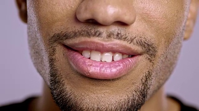 一个年轻的非裔美国人的嘴唇在说话视频素材