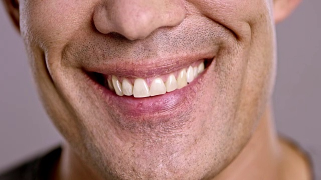 一个笑着的亚洲男人的嘴唇视频素材
