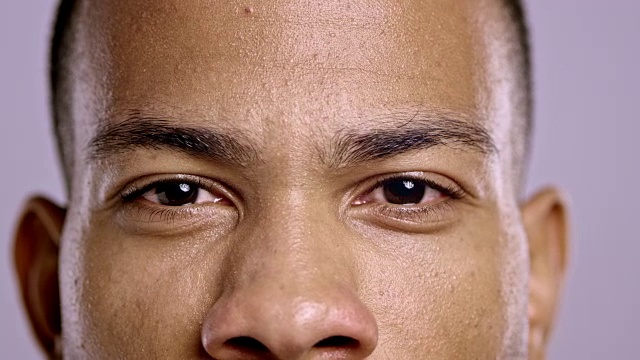 一个愤怒的非裔美国人的眼睛视频素材