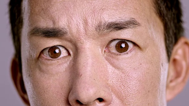 一个惊恐的亚洲男人的眼睛视频素材