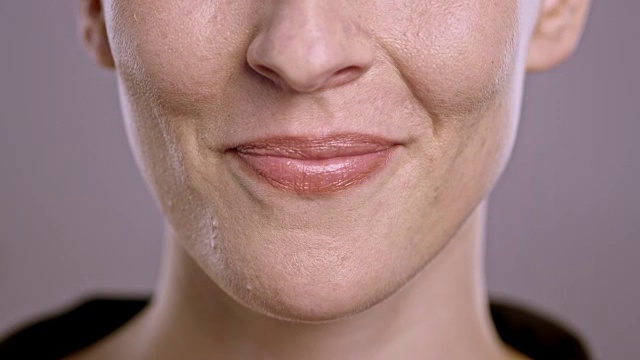 一个微笑的年轻白人女人的嘴唇视频素材