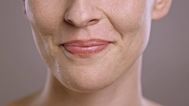 一个白人女人的嘴唇在调情视频下载