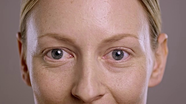 一个幸福年轻白人女人的眼睛视频素材