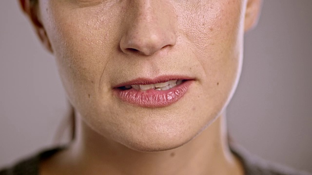 一个年轻白种女人的嘴唇在调情视频素材