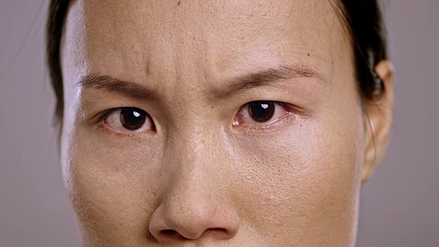 一个愤怒的年轻亚洲女人的眼睛视频素材