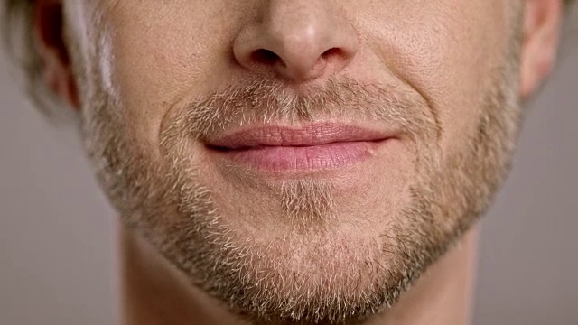 一个微笑的白人男人的嘴唇视频下载