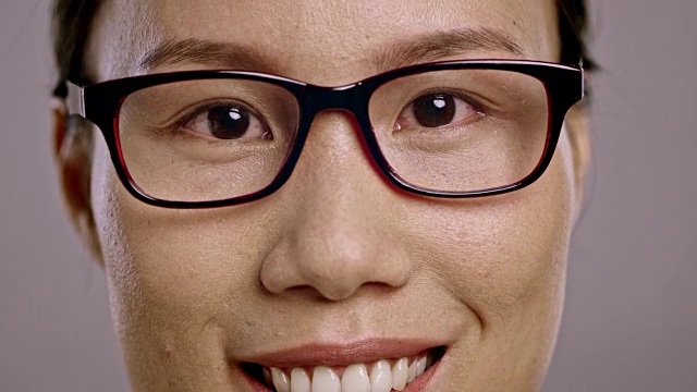 一张戴着眼镜的年轻亚洲女性的脸视频素材