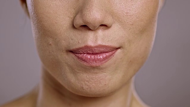 一个年轻亚洲女人说话的嘴唇视频素材