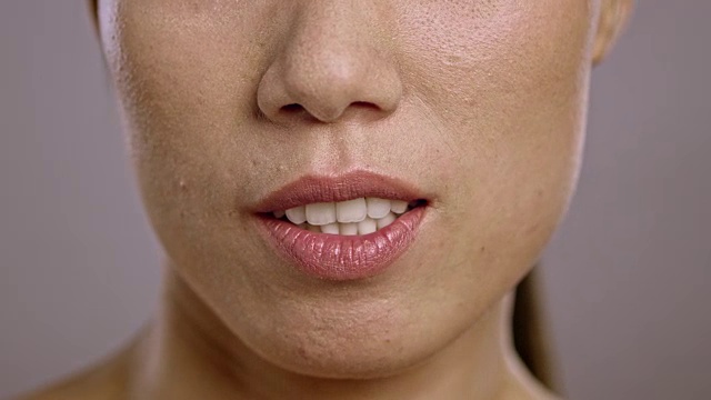 一个愤怒的年轻亚洲女人的嘴唇视频素材