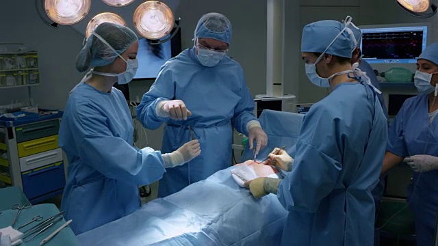 男外科医生为病人做手术视频素材