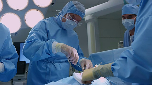 男性外科医生在手术中移除组织视频素材