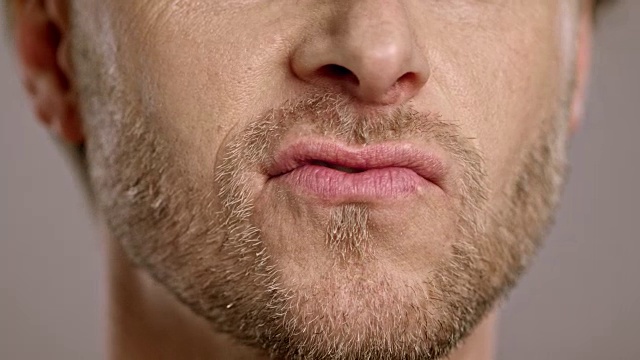 一个留着胡子的白种人的嘴唇视频素材