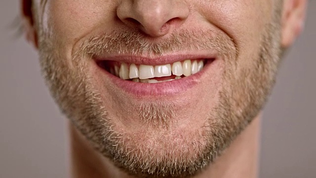 一个留着胡子的高加索男人微笑的嘴唇视频素材