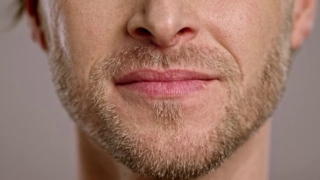 一个留着胡子的白人男人的嘴唇视频素材