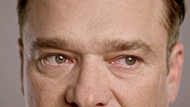 一个中年白人男性环顾四周的眼睛视频素材