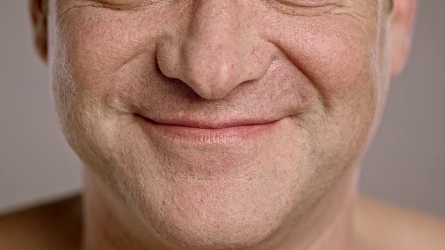 一个微笑的中年白人男子的嘴唇视频素材