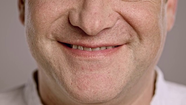 一个微笑的白人男人的嘴视频素材
