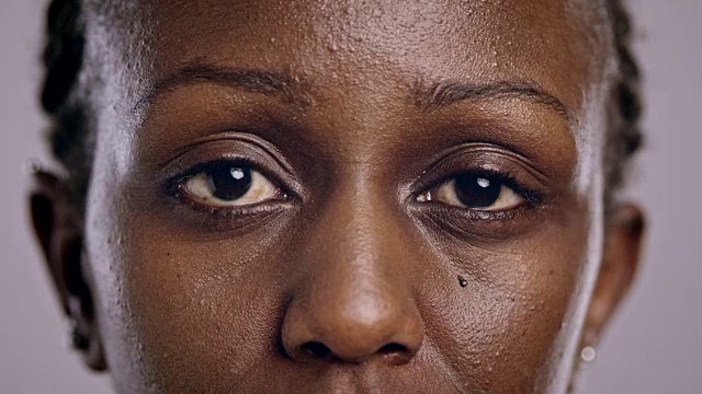 一个非裔美国女人的眼睛在眨视频素材