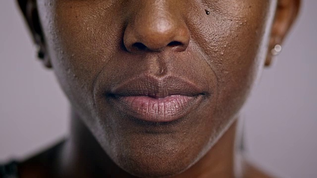 一个紧张的非裔美国妇女的嘴视频素材