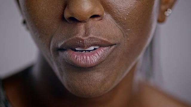 一个非裔美国女人的嘴视频下载