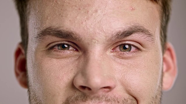 一个年轻白人男人的眼睛视频素材