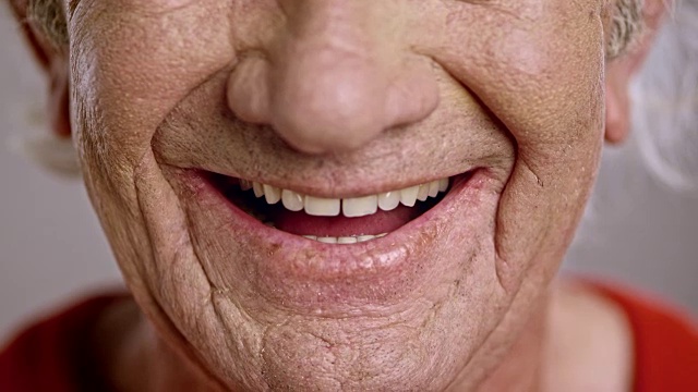一个大笑的白人老男人的脸视频素材