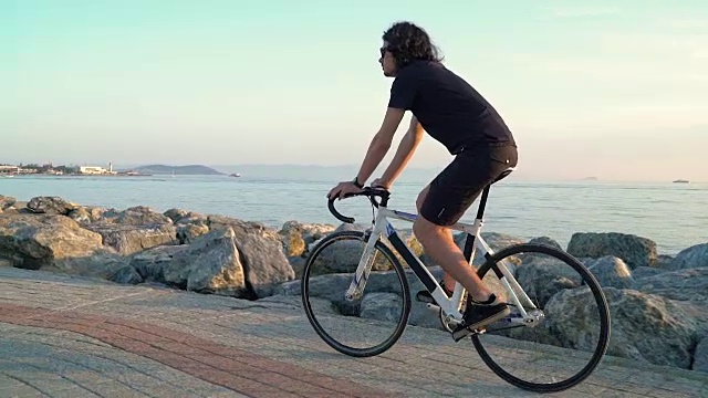 HD:慢动作在日落骑自行车视频素材