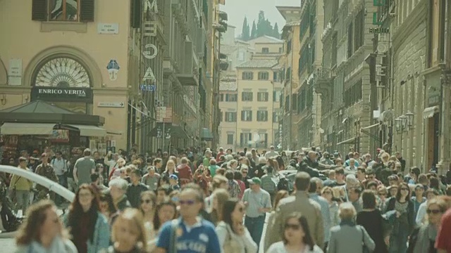意大利佛罗伦萨的一大群游客视频素材