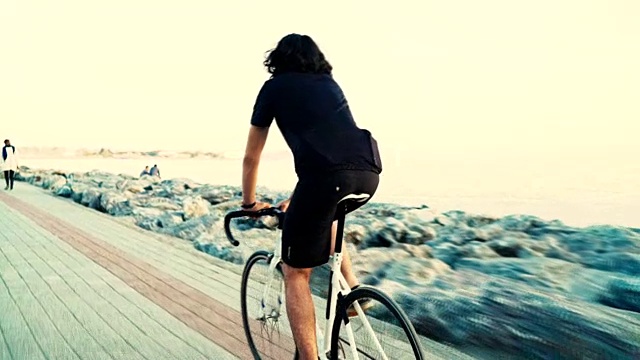 HD:日落时分骑自行车视频素材