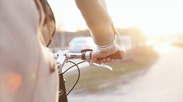 在夕阳下骑着自行车视频素材