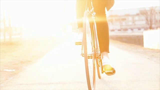 近景的自行车在日落视频素材