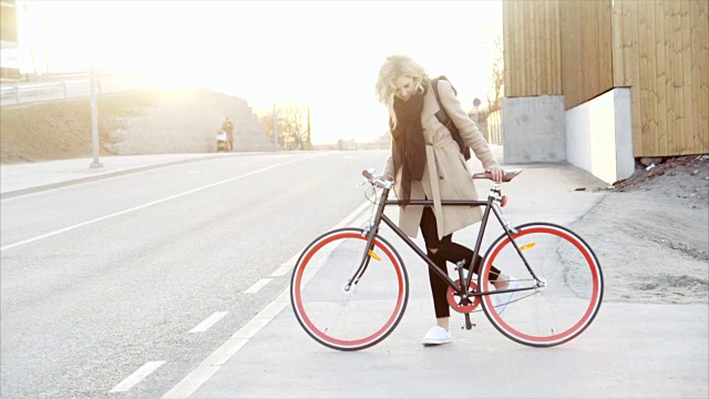 夕阳下的女孩和她的自行车视频素材