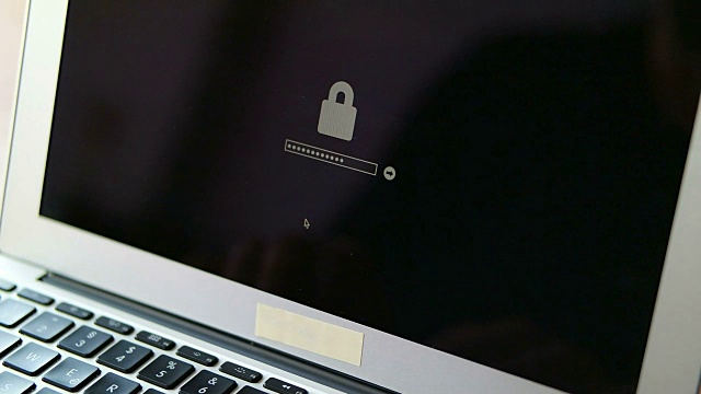 电脑黑客从笔记本电脑窃取数据视频素材
