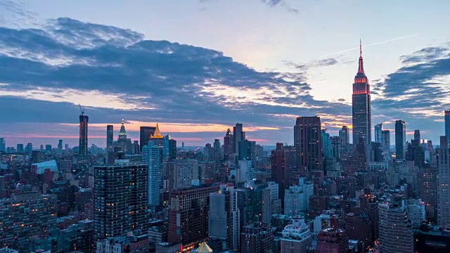 日落时分纽约城摩天大楼的天际线。视频下载