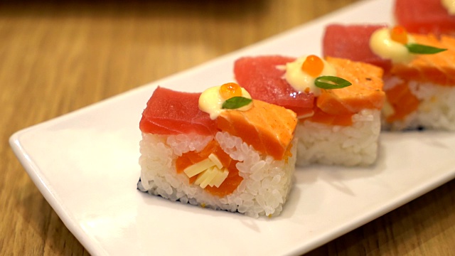 鲑鱼和金枪鱼寿司-日本食物视频素材