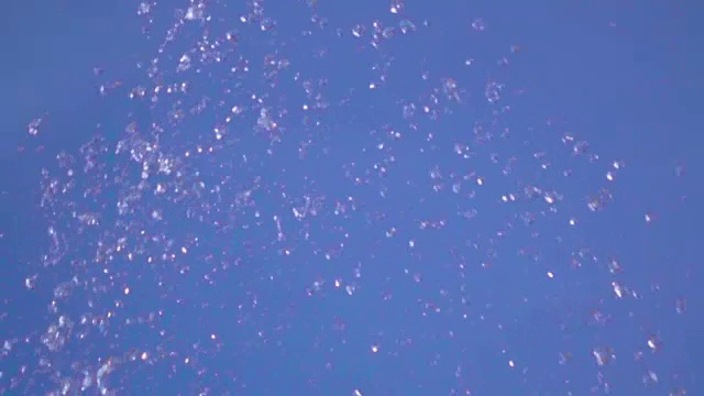 慢动作:蓝色背景上分散的水滴视频素材