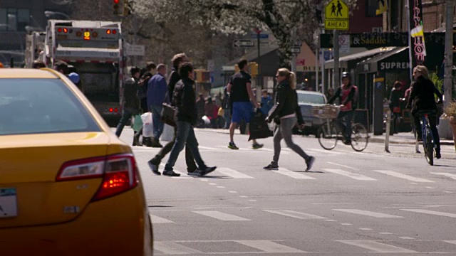 人们穿过曼哈顿第七大道格林威治村一个繁忙的十字路口。视频素材