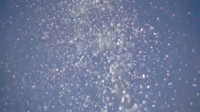 慢动作:蓝色背景上分散的水滴视频素材