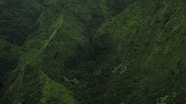 考艾岛，夏威夷的纳帕利海岸山区，航拍视频下载