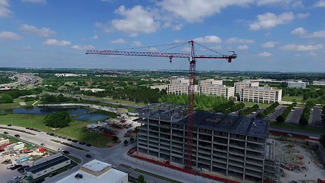 德克萨斯州北奥斯汀上空，浮云和大型红色建筑起重机掠过视频素材