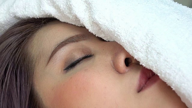 女人被贝尔麻痹了，用热敷毛巾敷在脸上视频下载