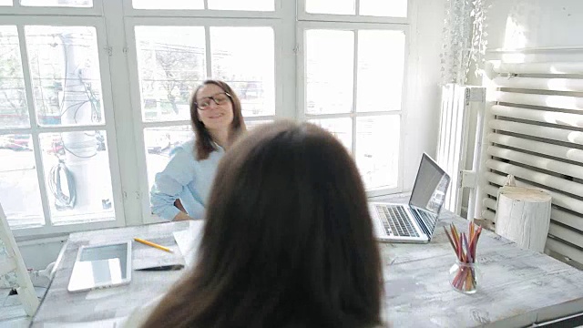 商务客户在办公室里与两位年轻女士会面/面试。视频素材